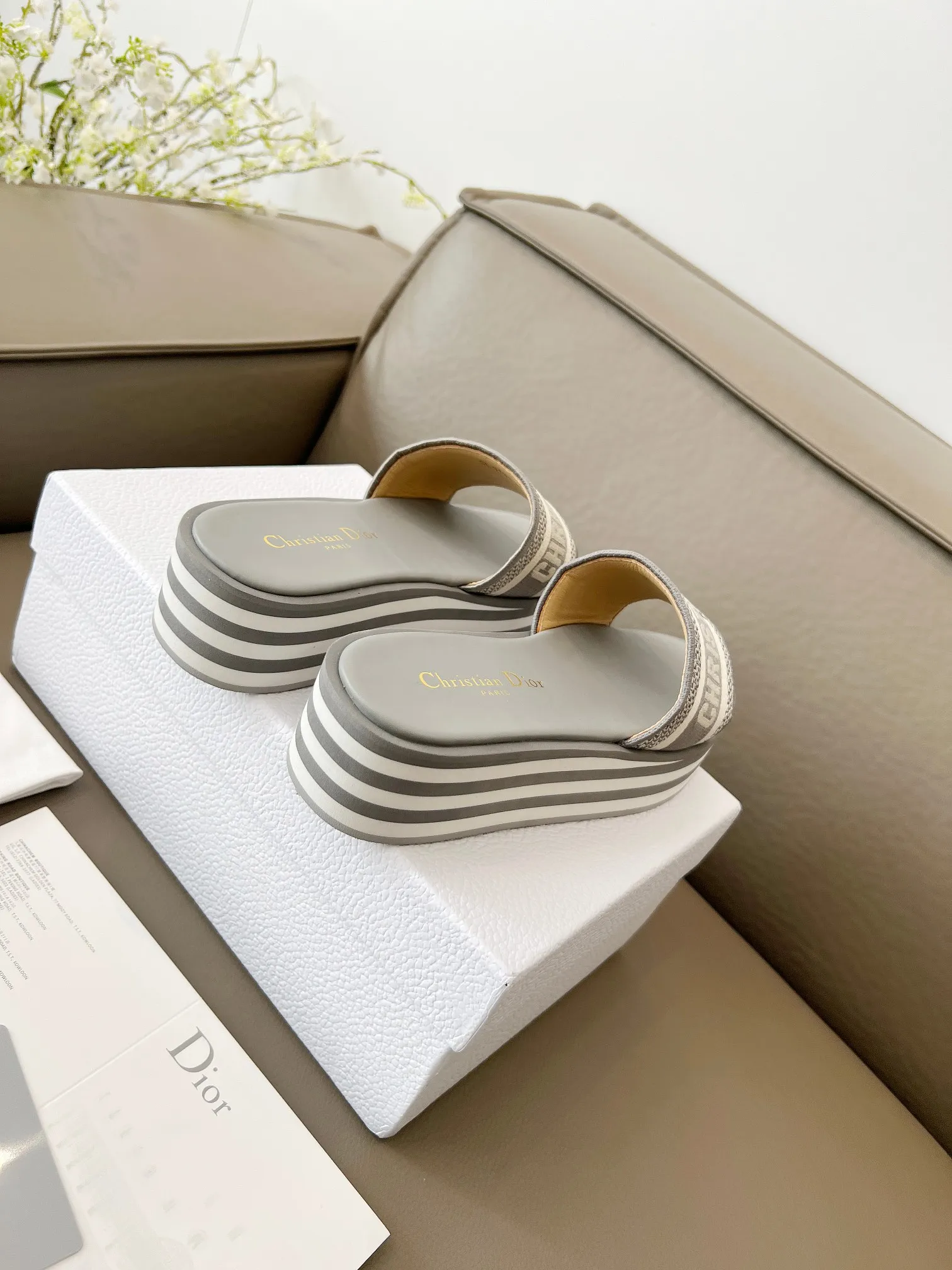 👟👟Ex-factory price 460👟👟 Dior's new spring and summer IVIETA DWAY jelly-colored flat-soled one-slip women's shoes with CD letter logo three-dimensional embroidery thick-soled round-toe open-toe slippers. The original version is developed to be the top version on the market. It feels soft and delicate on the feet and is extremely comfortable. Material: Upper imported raffia electric embroidery high-temperature water-soluble cotton technical fabric + water-dyed cowhide foot lining + original consistent combination outsole Outsole: original outsole Size: 35-42 (40.41.42 custom-made, non-refundable and non-exchangeable)